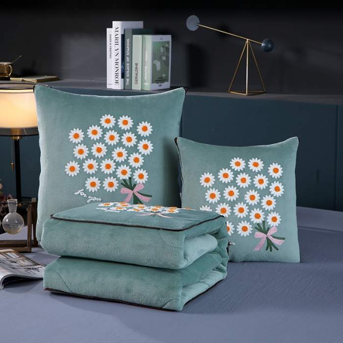 91家纺网 家纺一手货源 找家纺 伊可爱抱枕被 2023新款牛奶绒绣花抱枕被 花之恋-绿色