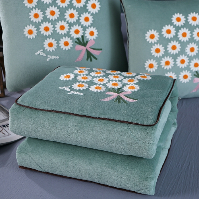 91家纺网 家纺一手货源 找家纺 伊可爱抱枕被 2023新款牛奶绒绣花抱枕被 花之恋-绿色