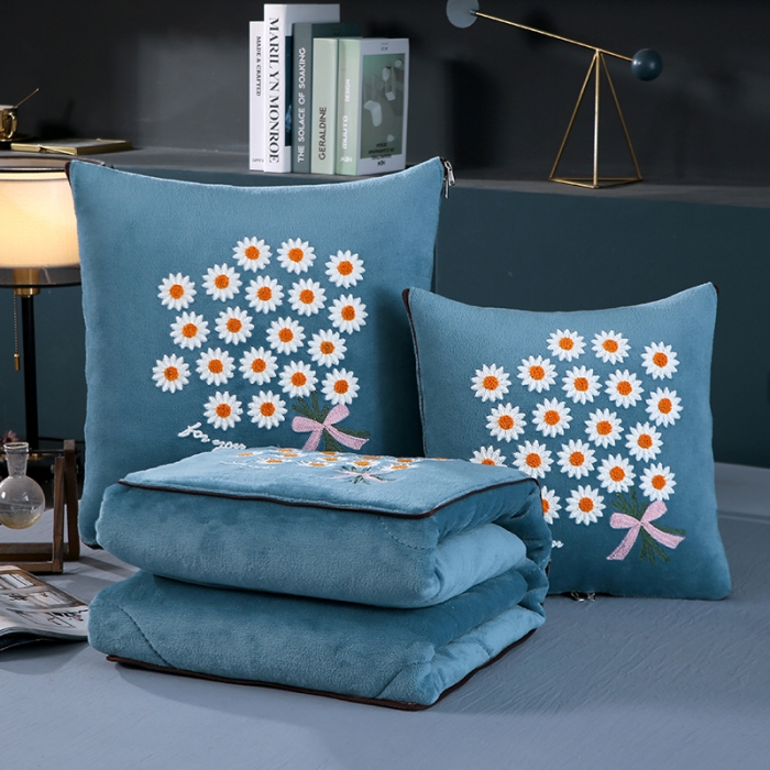 91家纺网 家纺一手货源 找家纺 伊可爱抱枕被 2023新款牛奶绒绣花抱枕被 花之恋-天空蓝