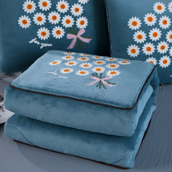 91家纺网 家纺一手货源 找家纺 伊可爱抱枕被 2023新款牛奶绒绣花抱枕被 花之恋-天空蓝