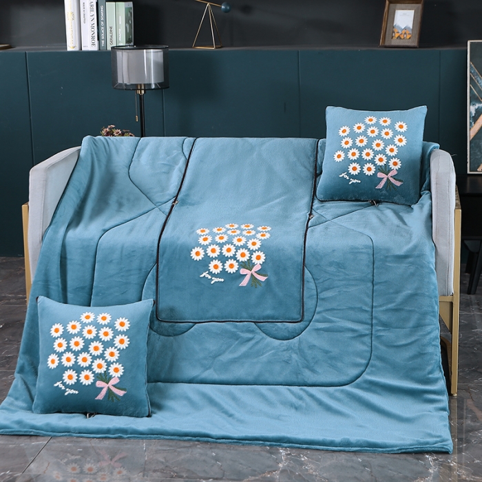 91家纺网 家纺一手货源 找家纺 伊可爱抱枕被 2023新款牛奶绒绣花抱枕被 花之恋-天空蓝