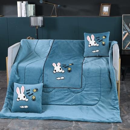 伊可爱抱枕被 2023新款牛奶绒绣花抱枕被 幸运兔-天空蓝