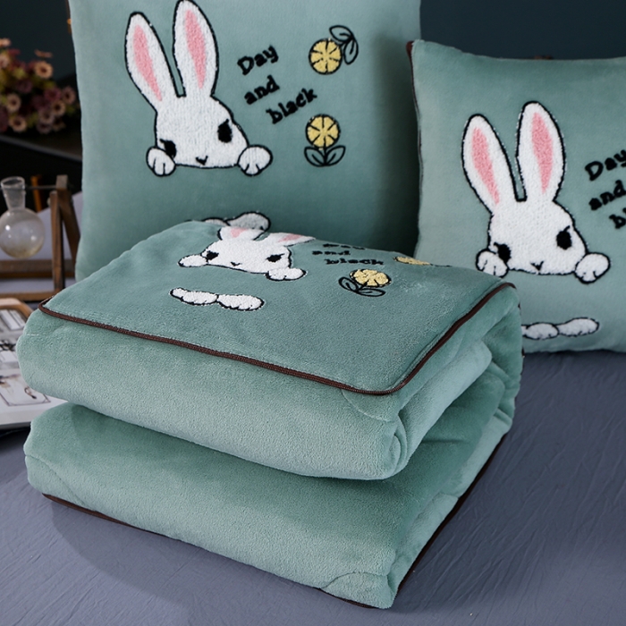 91家纺网 家纺一手货源 找家纺 伊可爱抱枕被 2023新款牛奶绒绣花抱枕被 幸运兔-绿色