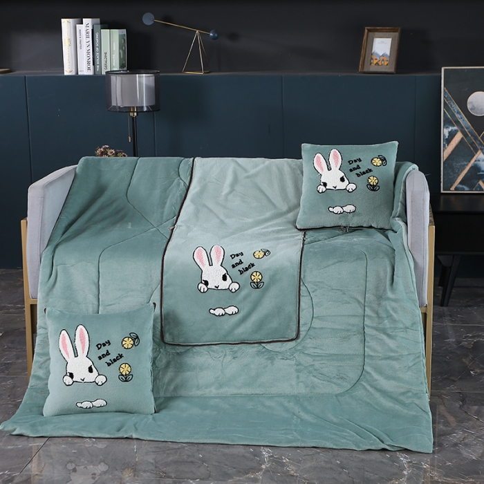 91家纺网 家纺一手货源 找家纺 伊可爱抱枕被 2023新款牛奶绒绣花抱枕被 幸运兔-绿色