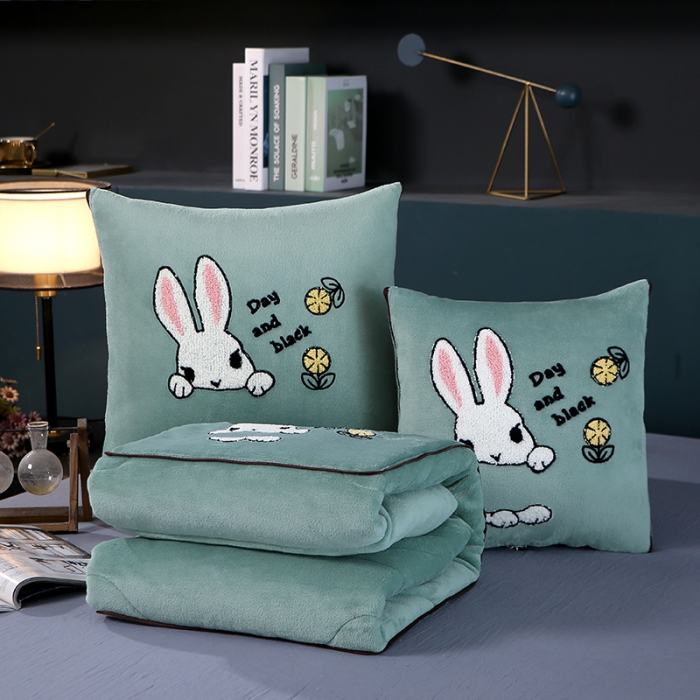 91家纺网 家纺一手货源 找家纺 伊可爱抱枕被 2023新款牛奶绒绣花抱枕被 幸运兔-绿色