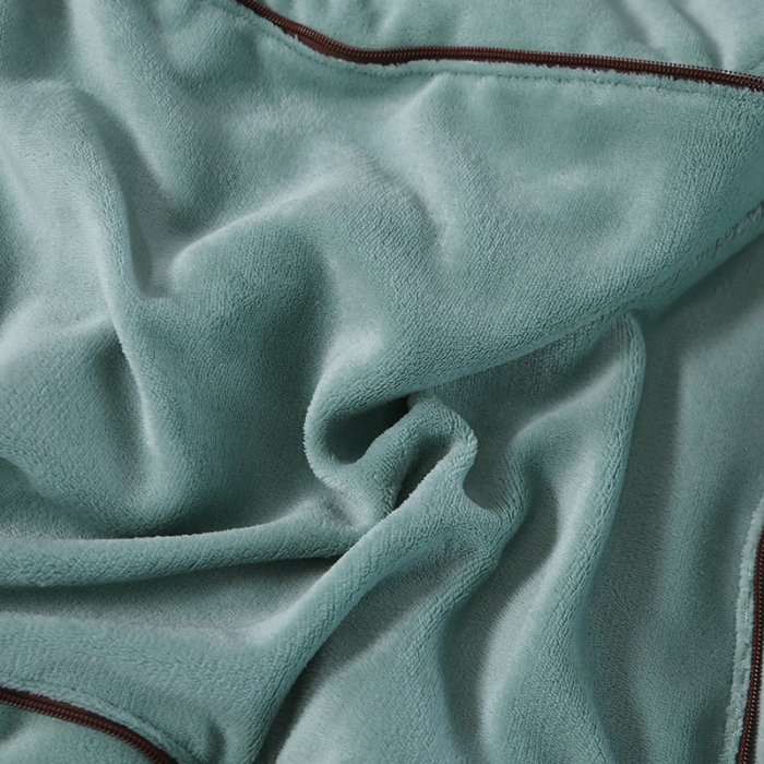 91家纺网 家纺一手货源 找家纺 伊可爱抱枕被 2023新款牛奶绒绣花抱枕被 幸运兔-绿色