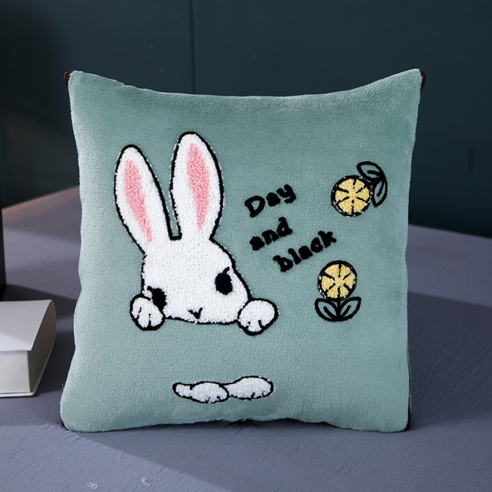 91家纺网 家纺一手货源 找家纺 伊可爱抱枕被 2023新款牛奶绒绣花抱枕被 幸运兔-绿色
