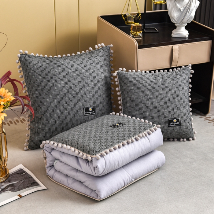 91家纺网 家纺一手货源 找家纺 伊可爱抱枕被 2023新款全棉色织小提花小清新多针抱枕被 一见倾心-星河灰