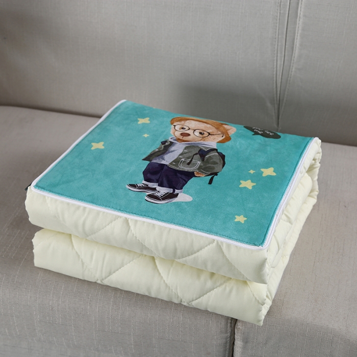 91家纺网 家纺一手货源 找家纺 伊可爱抱枕被 2023新款水晶超柔磨毛四季多针抱枕被 背包熊