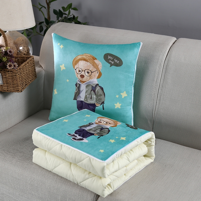 91家纺网 家纺一手货源 找家纺 伊可爱抱枕被 2023新款水晶超柔磨毛四季多针抱枕被 背包熊