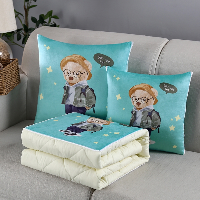 91家纺网 家纺一手货源 找家纺 伊可爱抱枕被 2023新款水晶超柔磨毛四季多针抱枕被 背包熊