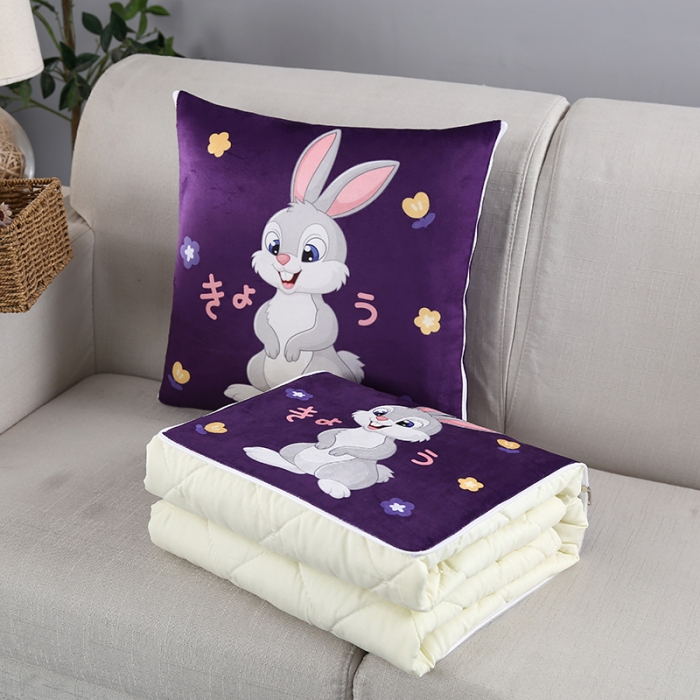 91家纺网 家纺一手货源 找家纺 伊可爱抱枕被 2023新款水晶超柔磨毛四季多针抱枕被 哈哈兔