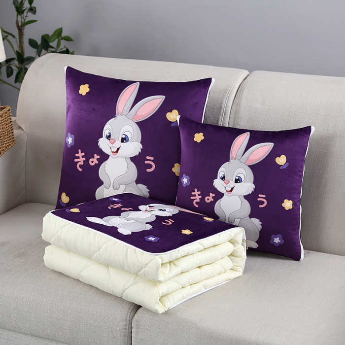 91家纺网 家纺一手货源 找家纺 伊可爱抱枕被 2023新款水晶超柔磨毛四季多针抱枕被 哈哈兔