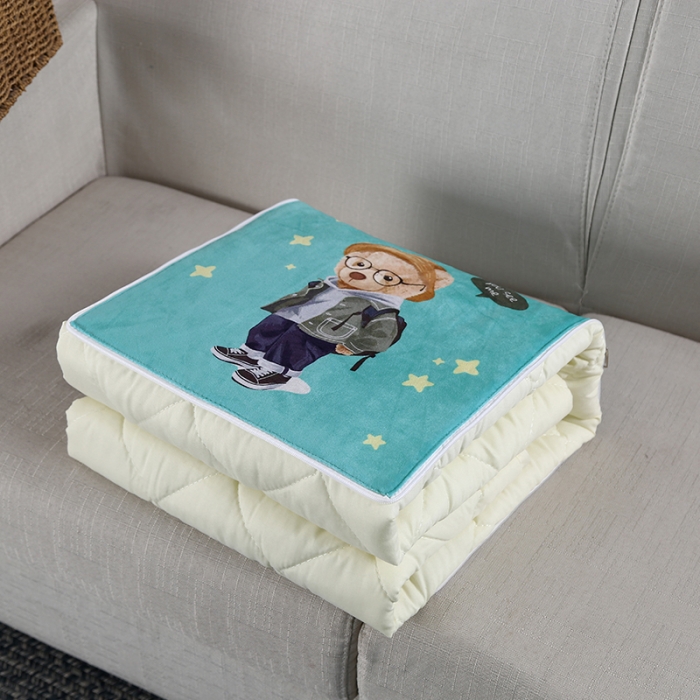 91家纺网 家纺一手货源 找家纺 伊可爱抱枕被 2023新款水晶超柔磨毛四季多针抱枕被 背包熊