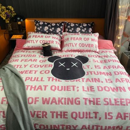 91家纺网 家纺一手货源 找家纺 色鬼布艺 2023新款活性数码印花牛奶绒四件套-场景一 白色字母熊