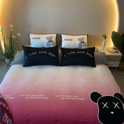 91家纺网 家纺一手货源 找家纺 （总）色鬼布艺 2023新款活性数码印花牛奶绒四件套-场景二