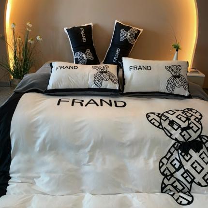 91家纺网 家纺一手货源 找家纺 色鬼布艺 2023新款活性数码印花牛奶绒四件套-场景二 黑白熊