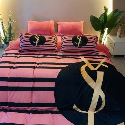 91家纺网 家纺一手货源 找家纺 色鬼布艺 2023新款活性数码印花牛奶绒四件套-场景二 条纹女孩