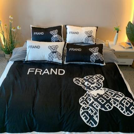 91家纺网 家纺一手货源 找家纺 色鬼布艺 2023新款活性数码印花牛奶绒四件套-场景二 小黑熊