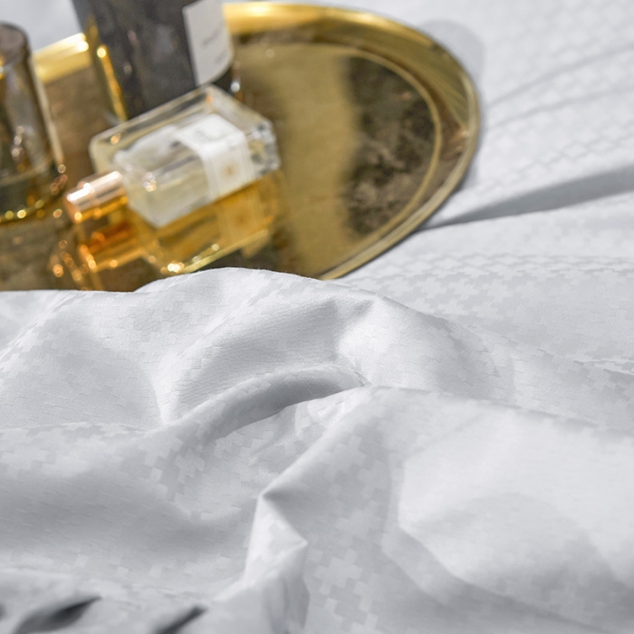 91家纺网 家纺一手货源 找家纺 罗艺轩 2024新款贡缎提花夹棉床裙四件套千鸟格系列 千鸟格-冰灿银