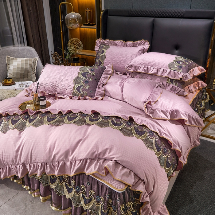 91家纺网 家纺一手货源 找家纺 罗艺轩 2024新款贡缎提花夹棉床裙四件套千鸟格系列 千鸟格-香妃粉