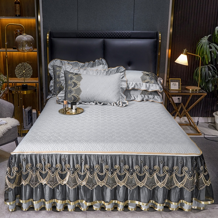 91家纺网 家纺一手货源 找家纺 罗艺轩 2024新款贡缎提花夹棉床裙三件套千鸟格系列 千鸟格-冰灿银