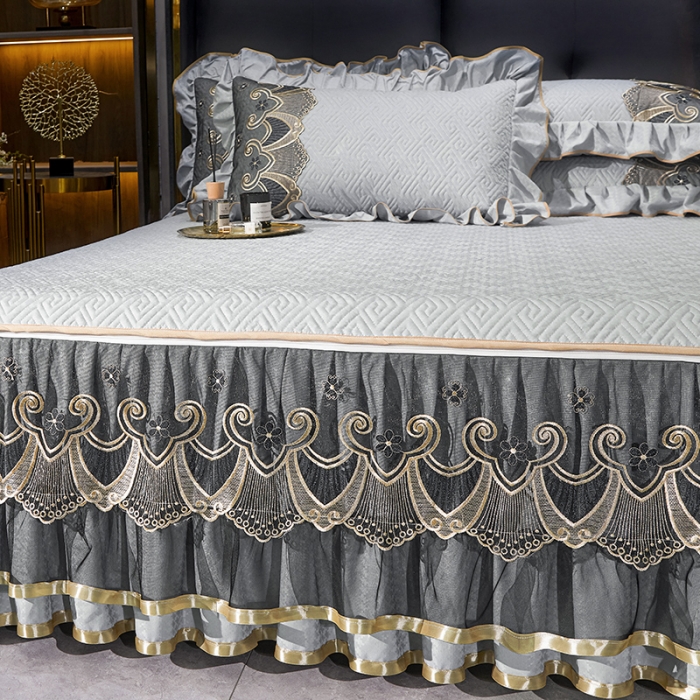 91家纺网 家纺一手货源 找家纺 罗艺轩 2024新款贡缎提花夹棉床裙三件套千鸟格系列 千鸟格-冰灿银