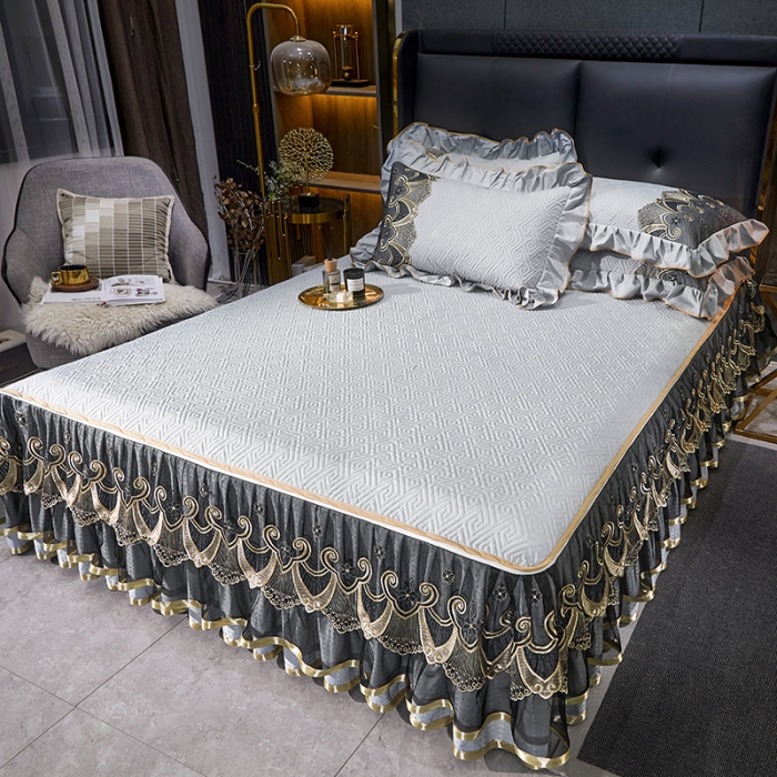 91家纺网 家纺一手货源 找家纺 罗艺轩 2024新款贡缎提花夹棉床裙三件套千鸟格系列 千鸟格-冰灿银