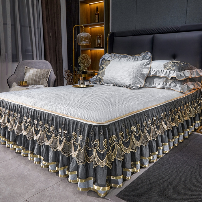 91家纺网 家纺一手货源 找家纺 罗艺轩 2024新款贡缎提花夹棉床裙三件套千鸟格系列 千鸟格-冰灿银