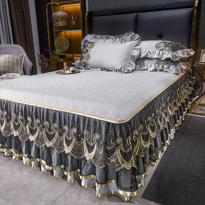 91家纺网 家纺一手货源 找家纺 罗艺轩 2024新款贡缎提花夹棉床裙三件套千鸟格系列 千鸟格-冰灿银