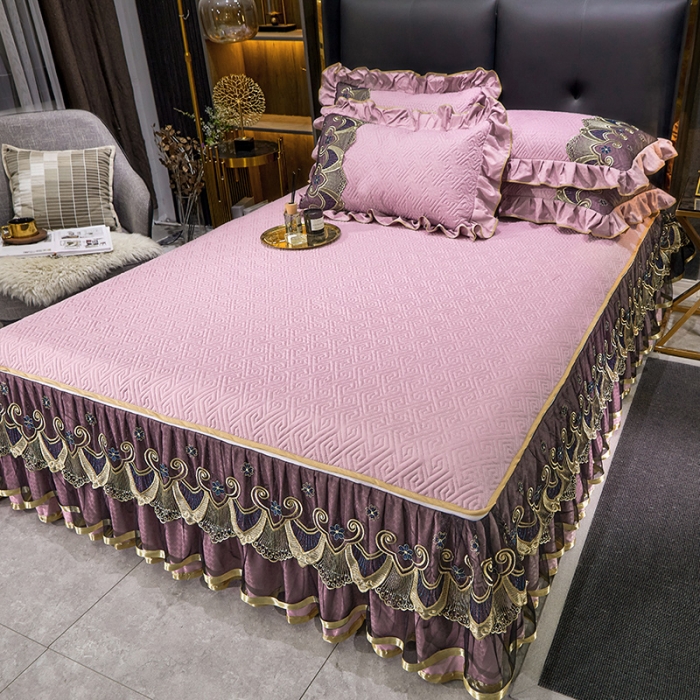 91家纺网 家纺一手货源 找家纺 罗艺轩 2024新款贡缎提花夹棉床裙三件套千鸟格系列 千鸟格-香妃粉