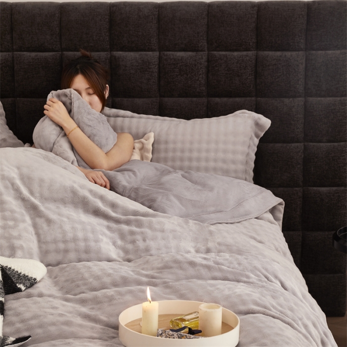 91家纺网 家纺一手货源 找家纺 新月家纺 2024新款保暖简约牛奶绒托斯塞纳四件套 托斯塞纳+绅士灰