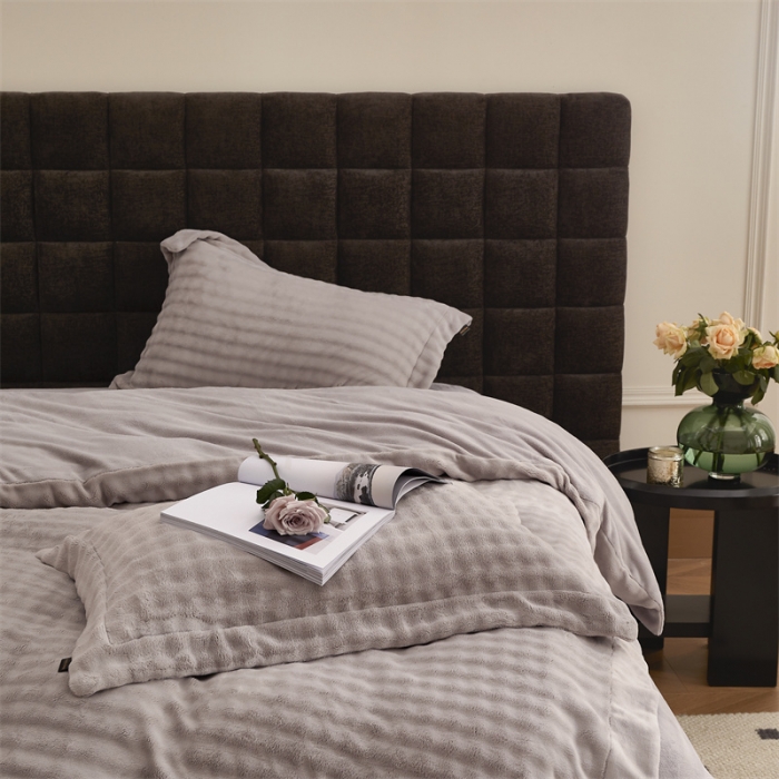 91家纺网 家纺一手货源 找家纺 新月家纺 2024新款保暖简约牛奶绒托斯塞纳四件套 托斯塞纳+绅士灰