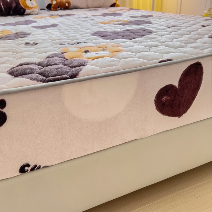 91家纺网 家纺一手货源 找家纺 情煊家纺 2023新款保暖牛奶绒夹棉床笠 酷乐熊