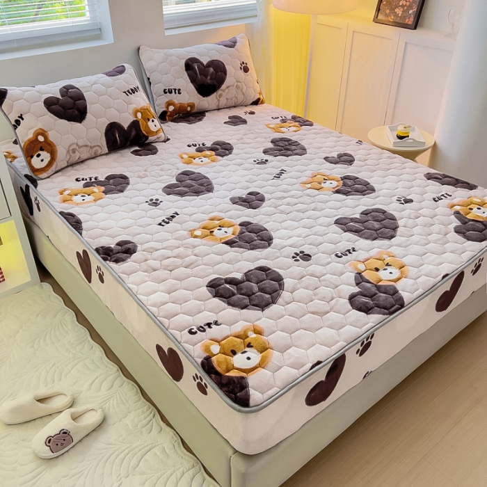 91家纺网 家纺一手货源 找家纺 情煊家纺 2023新款保暖牛奶绒夹棉床笠 酷乐熊