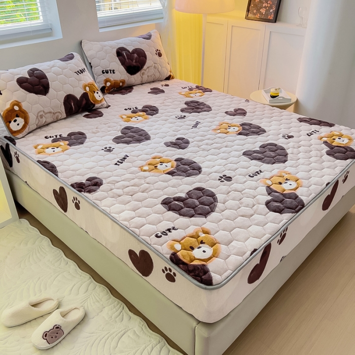 91家纺网 家纺一手货源 找家纺 情煊家纺 2023新款保暖牛奶绒夹棉床笠 酷乐熊