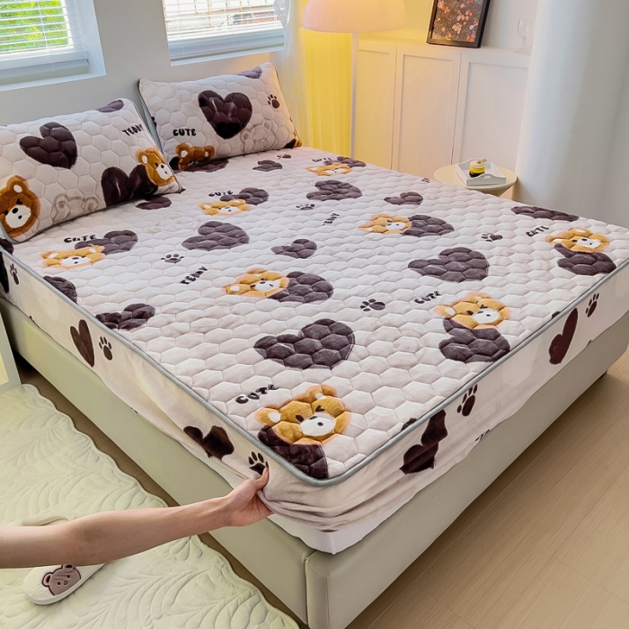 91家纺网 家纺一手货源 找家纺 情煊家纺 2023新款保暖牛奶绒夹棉床笠 酷乐熊