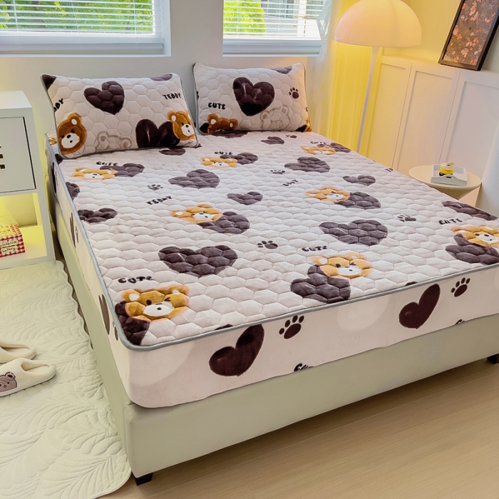 91家纺网 家纺一手货源 找家纺 情煊家纺 2023新款保暖牛奶绒夹棉床笠 酷乐熊