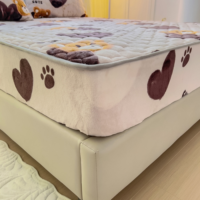 91家纺网 家纺一手货源 找家纺 情煊家纺 2023新款保暖牛奶绒夹棉床笠 酷乐熊