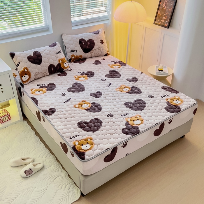 91家纺网 家纺一手货源 找家纺 情煊家纺 2023新款保暖牛奶绒夹棉床笠 酷乐熊