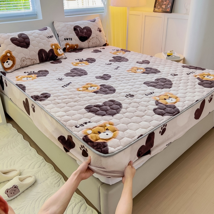 91家纺网 家纺一手货源 找家纺 情煊家纺 2023新款保暖牛奶绒夹棉床笠 酷乐熊