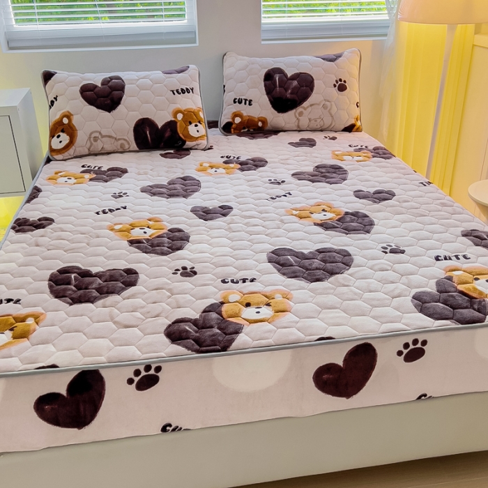 91家纺网 家纺一手货源 找家纺 情煊家纺 2023新款保暖牛奶绒夹棉床笠 酷乐熊