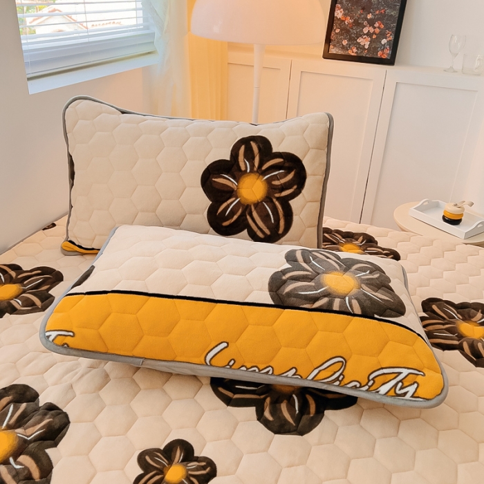 91家纺网 家纺一手货源 找家纺 情煊家纺 2023新款保暖牛奶绒夹棉床笠 情调