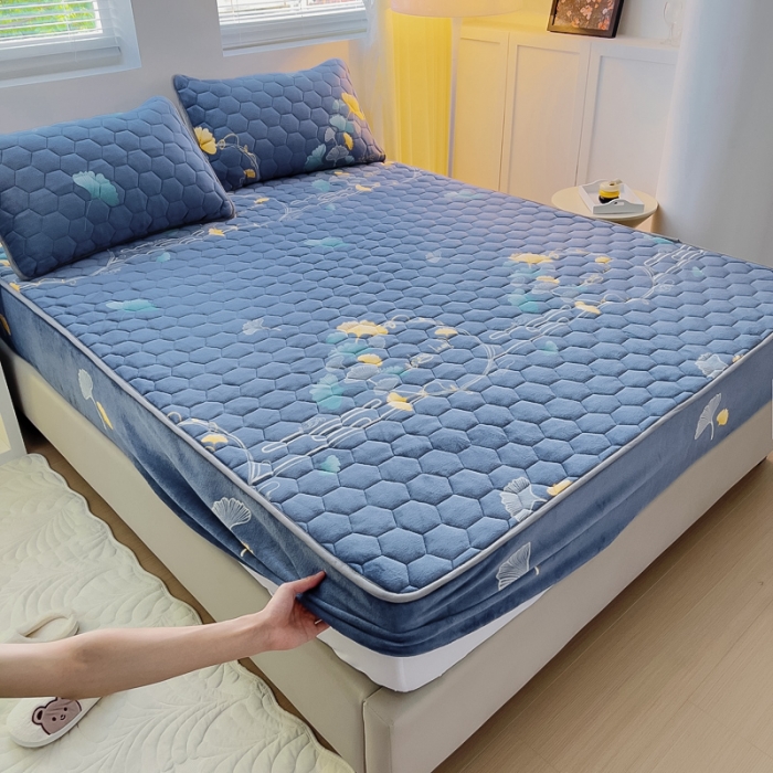 91家纺网 家纺一手货源 找家纺 情煊家纺 2023新款保暖牛奶绒夹棉床笠 三生有杏