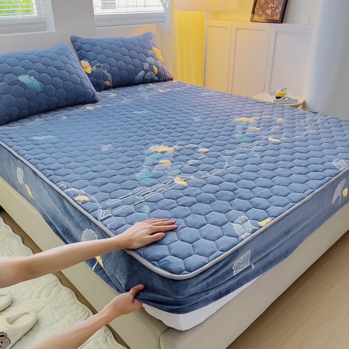 91家纺网 家纺一手货源 找家纺 情煊家纺 2023新款保暖牛奶绒夹棉床笠 三生有杏