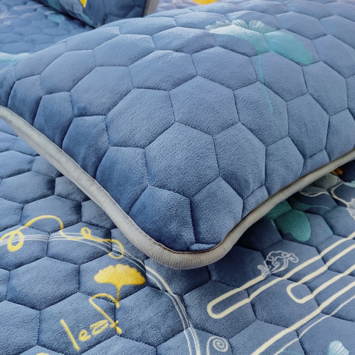 91家纺网 家纺一手货源 找家纺 情煊家纺 2023新款保暖牛奶绒夹棉床笠 三生有杏