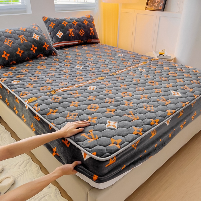 91家纺网 家纺一手货源 找家纺 情煊家纺 2023新款保暖牛奶绒夹棉床笠 大牌风范