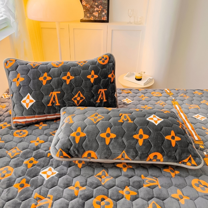 91家纺网 家纺一手货源 找家纺 情煊家纺 2023新款保暖牛奶绒夹棉床笠 大牌风范