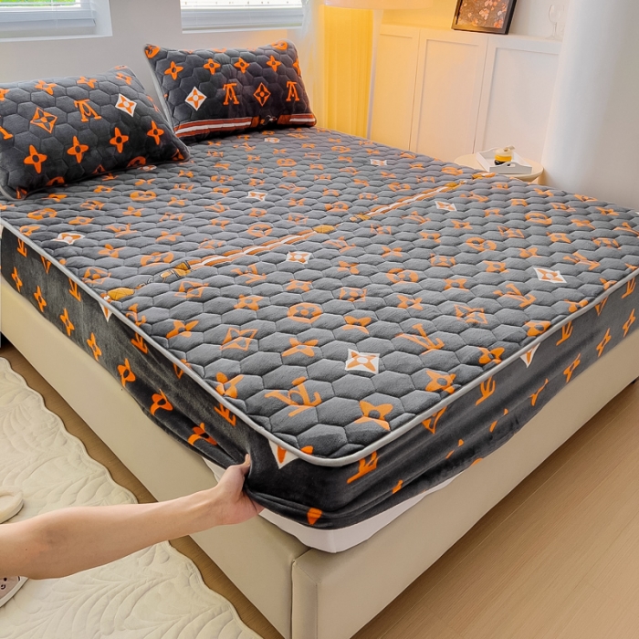 91家纺网 家纺一手货源 找家纺 情煊家纺 2023新款保暖牛奶绒夹棉床笠 大牌风范