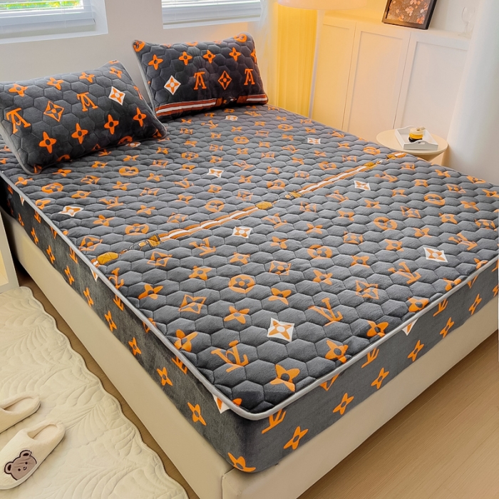 91家纺网 家纺一手货源 找家纺 情煊家纺 2023新款保暖牛奶绒夹棉床笠 大牌风范